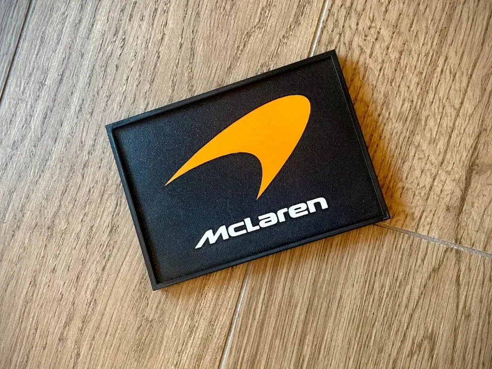 Logotipo del equipo McLaren F1 2026 – Placa (17×12 cm), vista 1