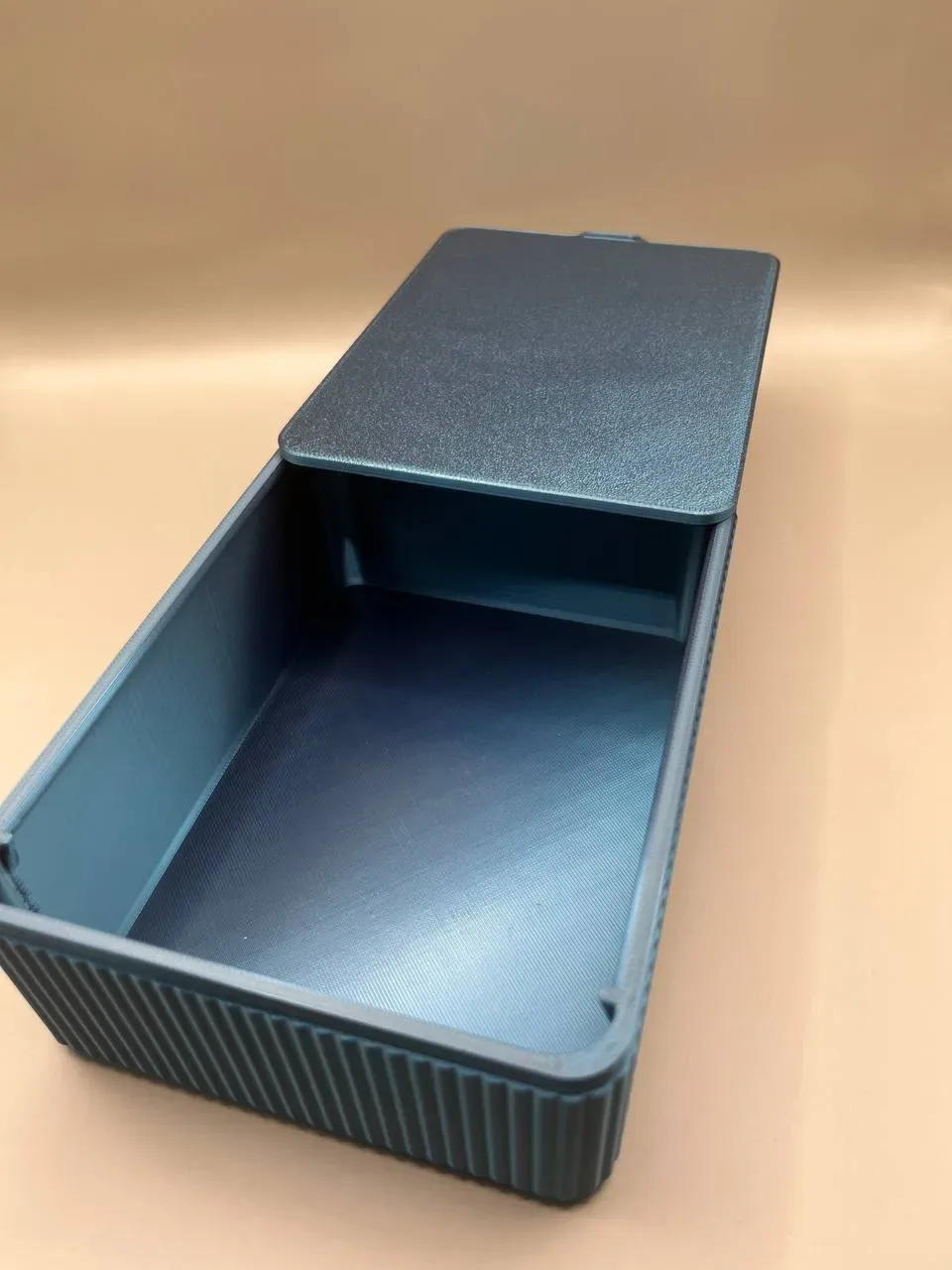 Caja de almacenamiento con tapa deslizante - Organizador con diseño acanalado para impresión 3D, vista 3