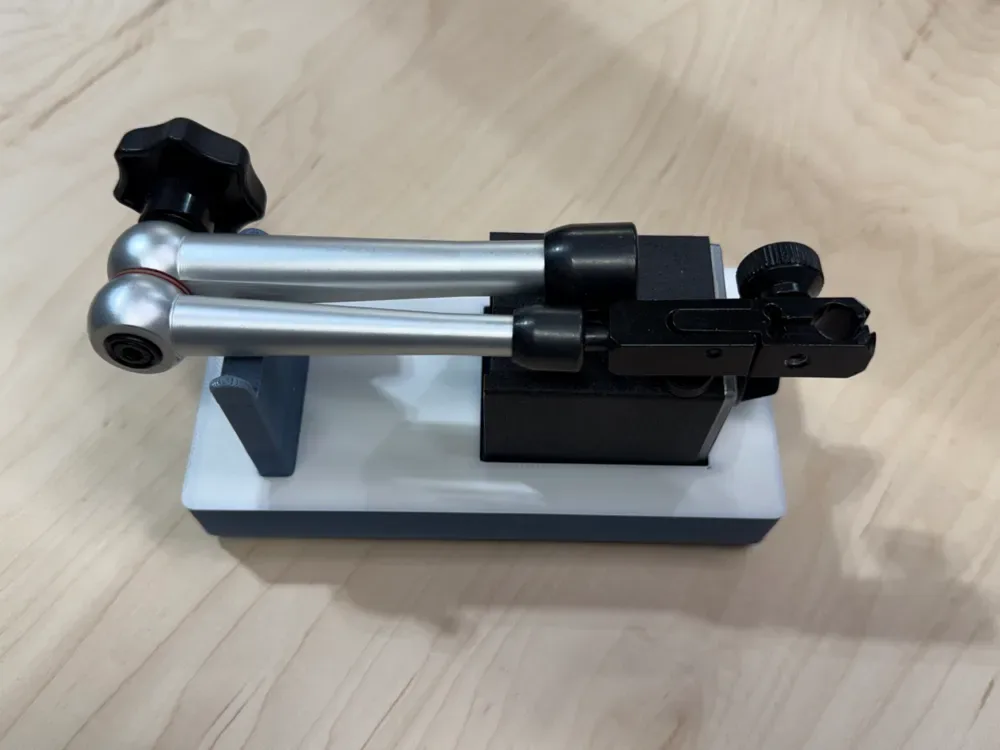Soporte de indicador digital con base magnética GridFinity para impresión 3D, vista 1