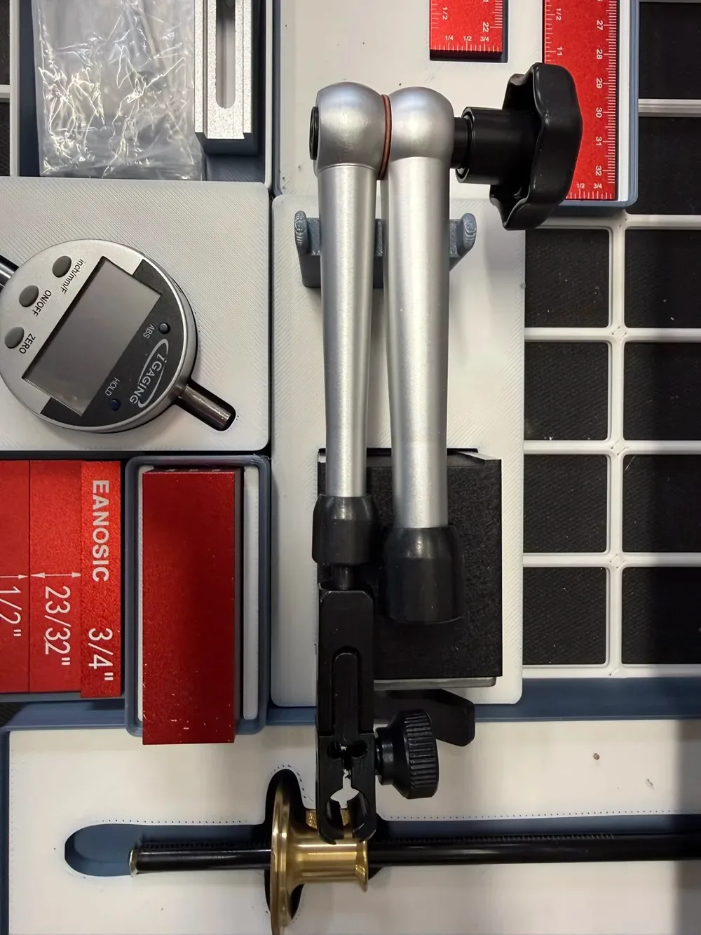 Soporte de indicador digital con base magnética GridFinity para impresión 3D, vista 2