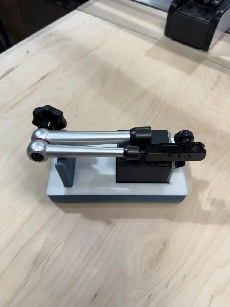 Soporte de indicador digital con base magnética GridFinity para impresión 3D, vista 3