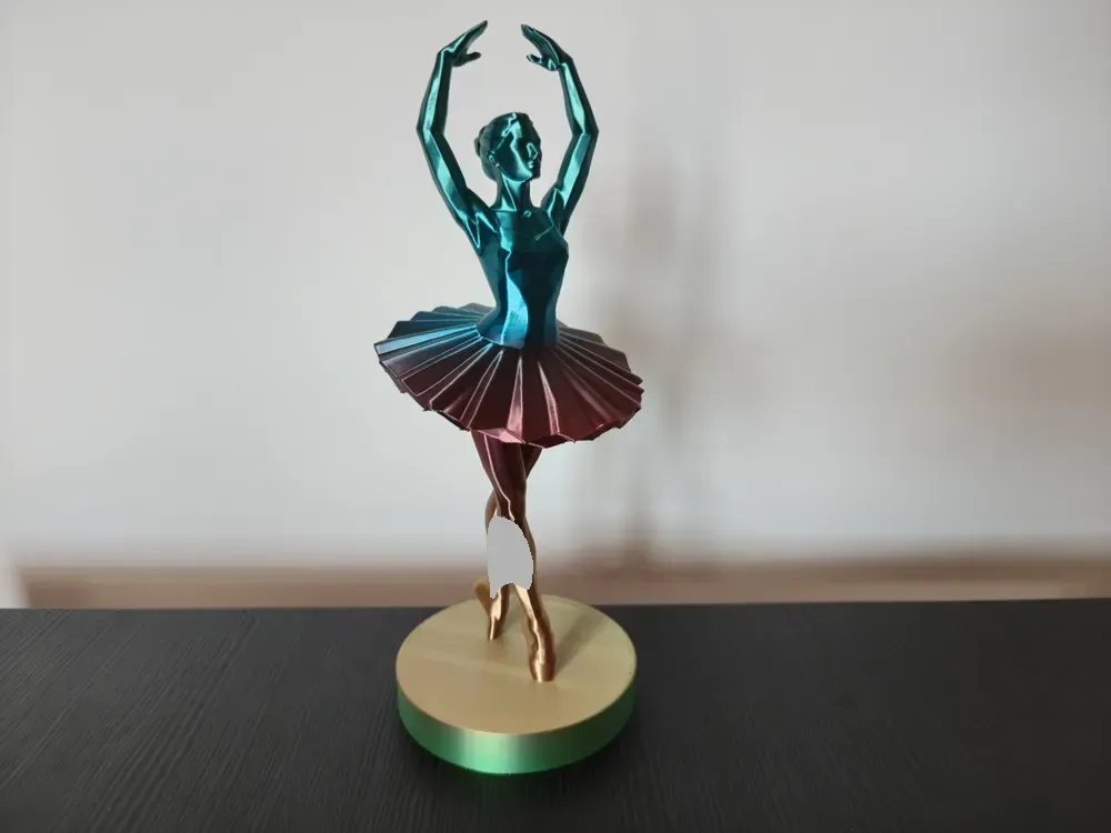 Estatuilla de bailarina de baja poli, vista 2
