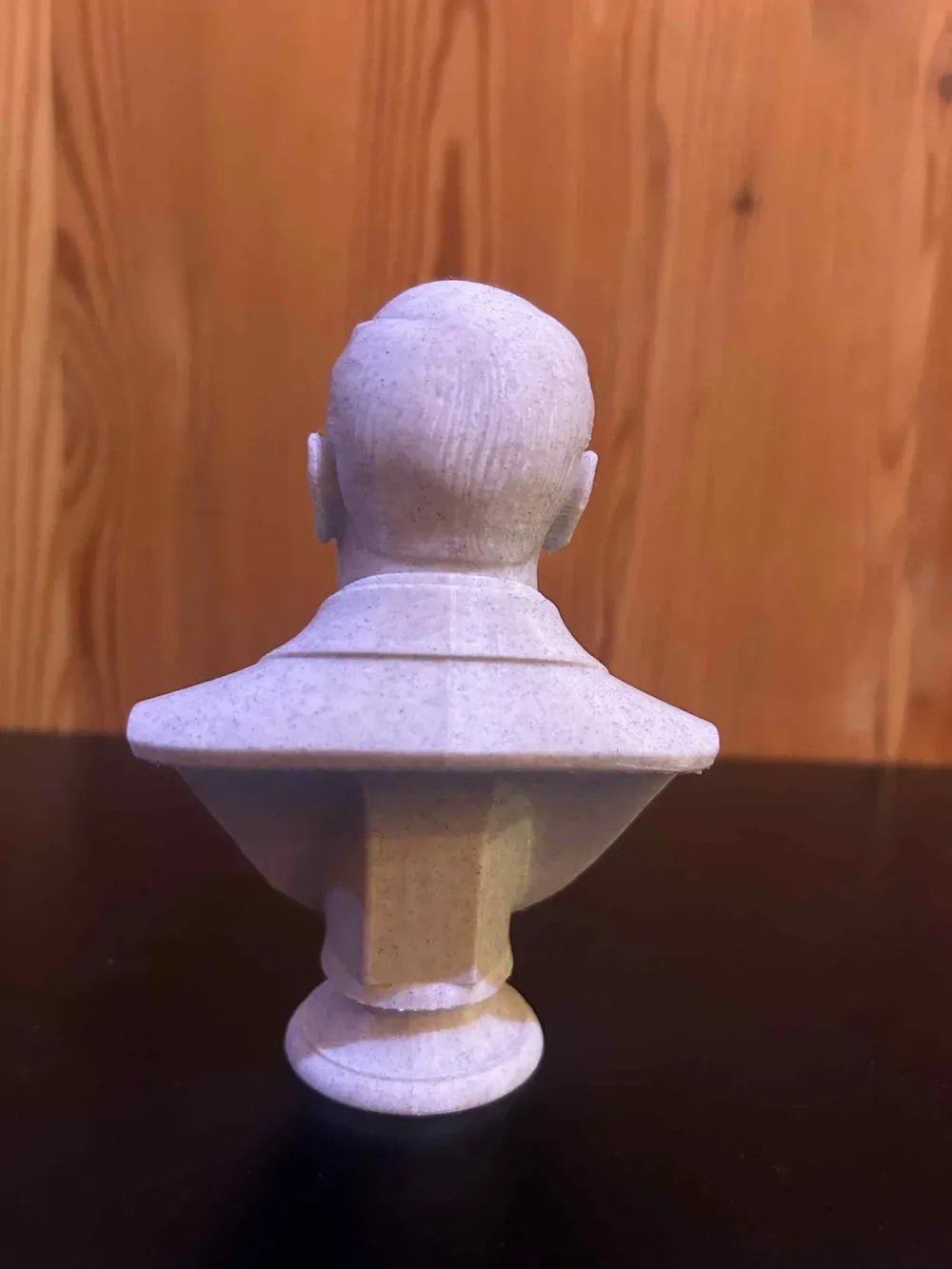 Herbert George Wells – Busto, vista 3