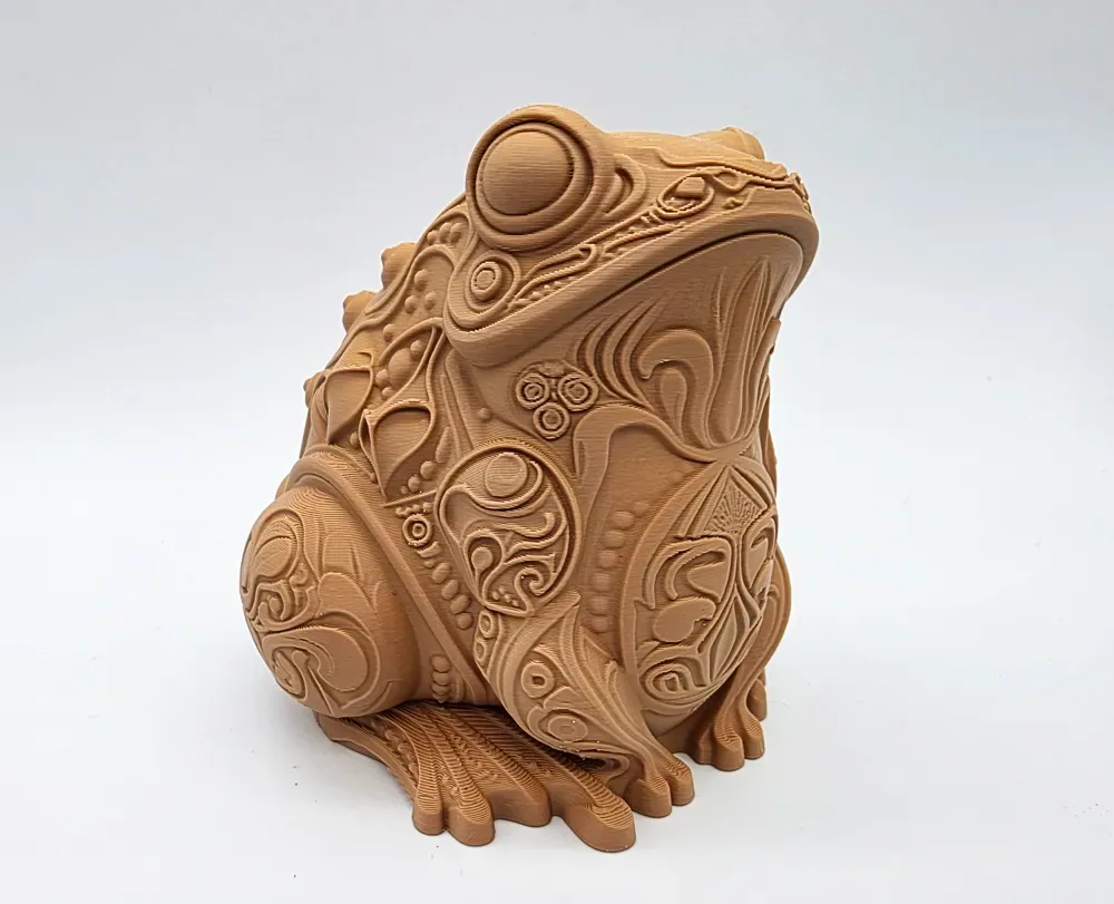 Escultura de sapo tallada profusamente, vista 2