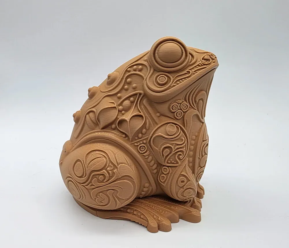 Escultura de sapo tallada profusamente, vista 3