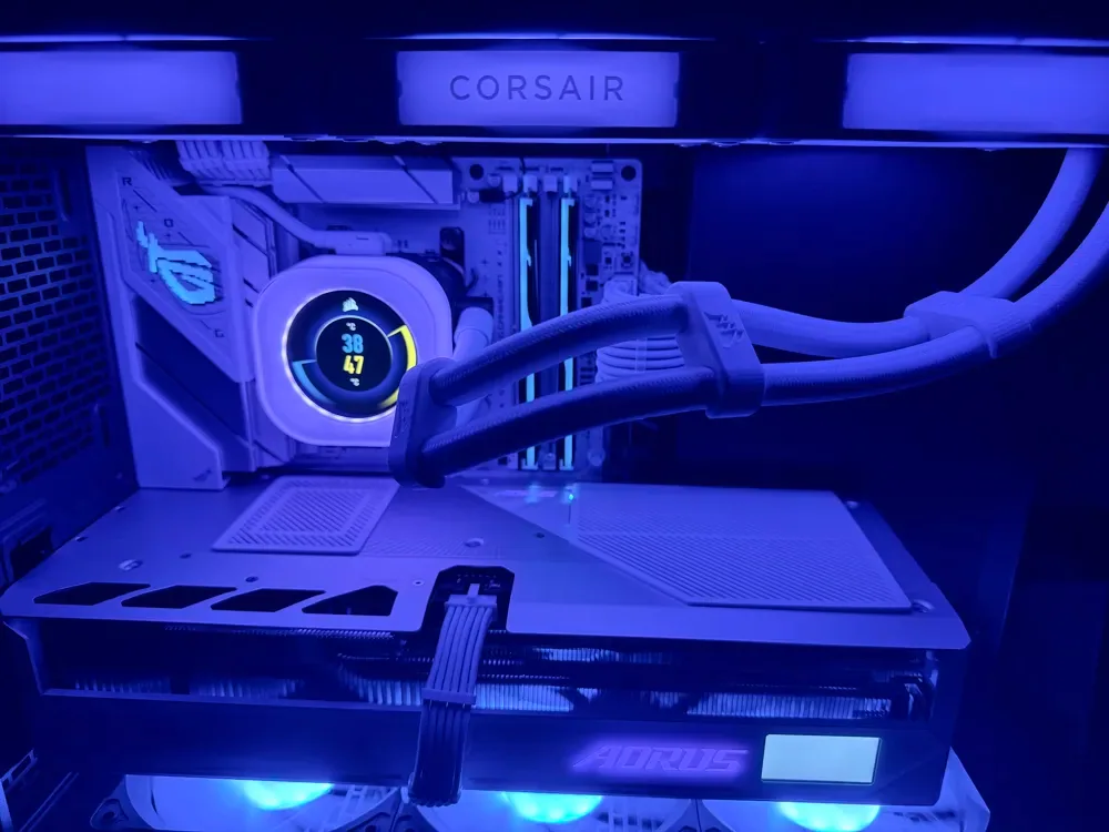 Cubiertas ventiladas Gigabyte Aorus RTX 5080 Master, vista 2