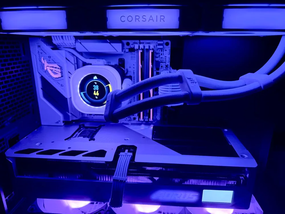 Cubiertas ventiladas Gigabyte Aorus RTX 5080 Master, vista 3