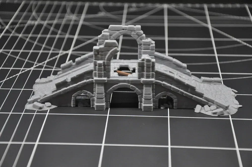 Puente de piedra en ruinas – Terreno en miniatura DND, vista 3