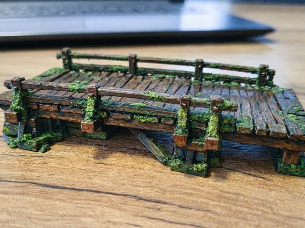Antiguo puente de madera para juegos de mesa., vista 1