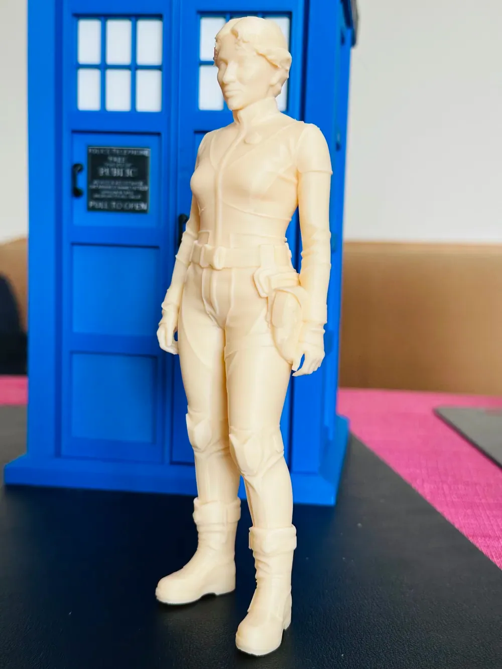 Traje de soldado de Belinda Chandra - Escala 1:10, vista 2