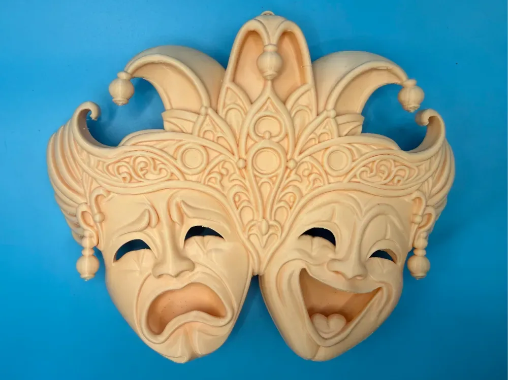 Arte de pared con máscara de comedia y tragedia clásica, vista 1