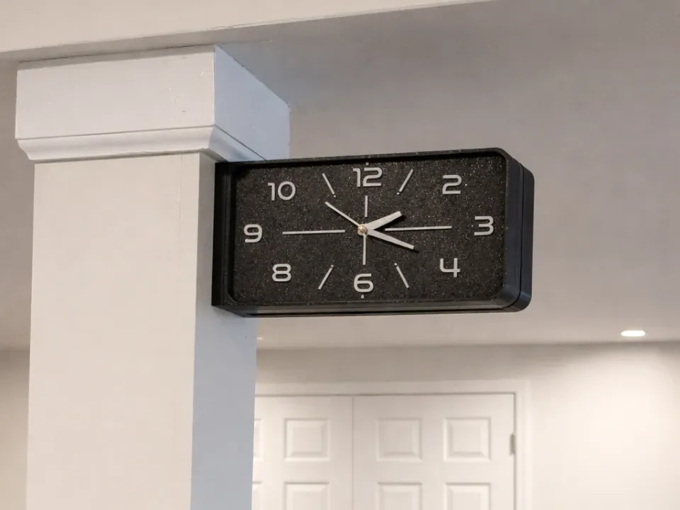 El reloj de pared de doble cara Meridian (no requiere AMS), vista 1