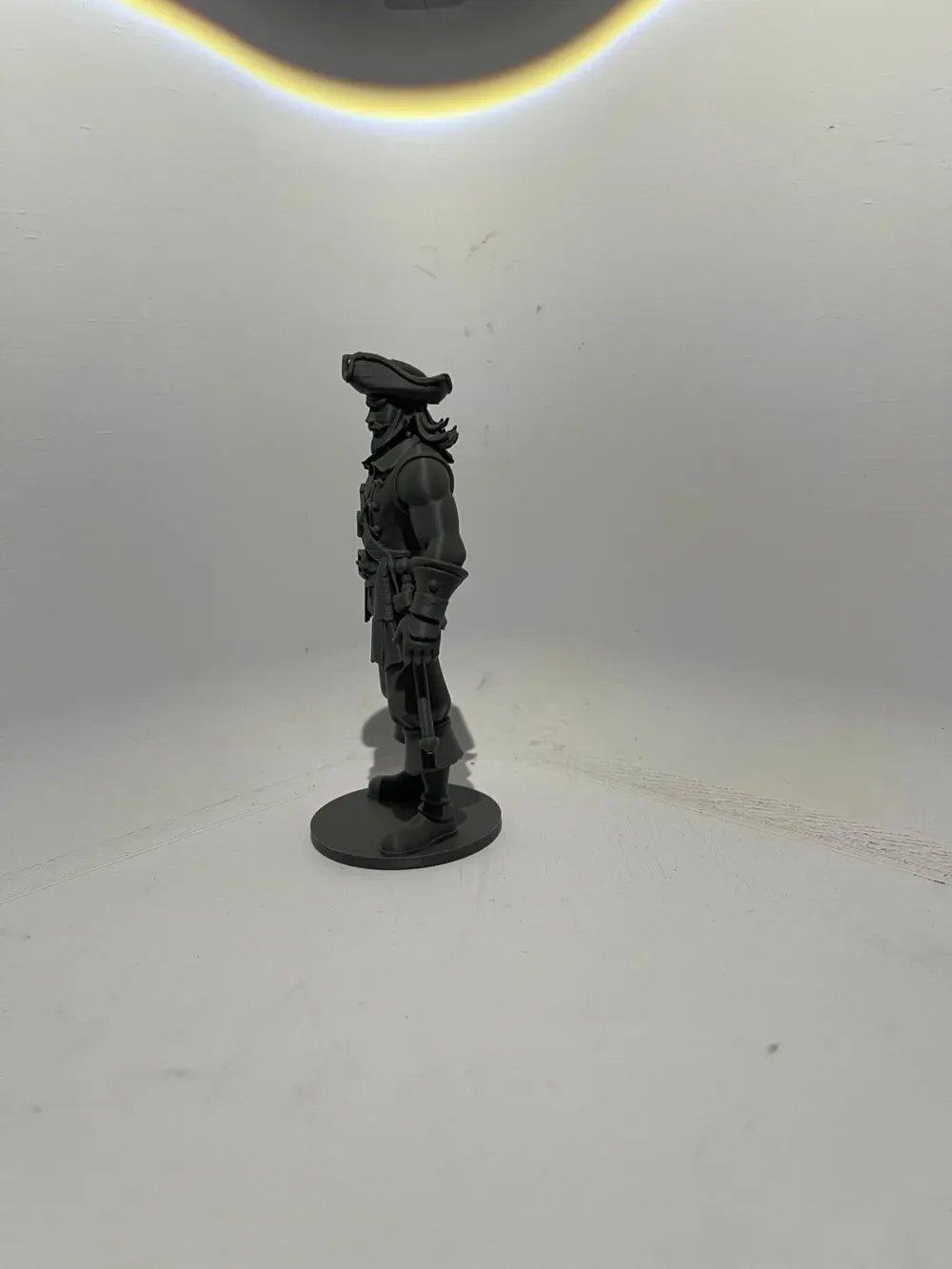 Figura de acción pirata imprimible en 3D muy detallada, vista 3