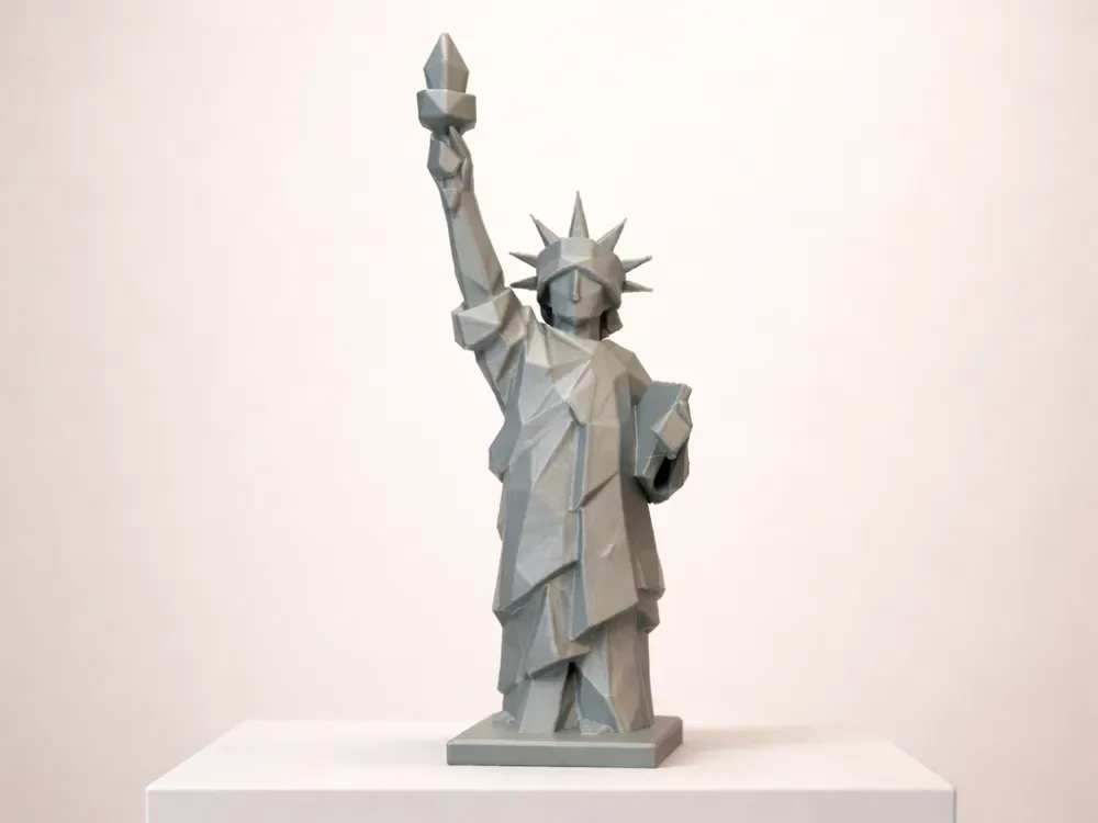 Miniatura de la Estatua de la Libertad de baja poli, vista 1