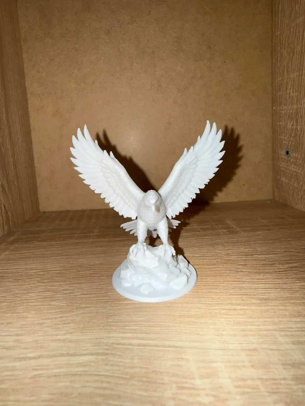 Estatua majestuosa del águila: alta calidad ultra detallada, vista 2