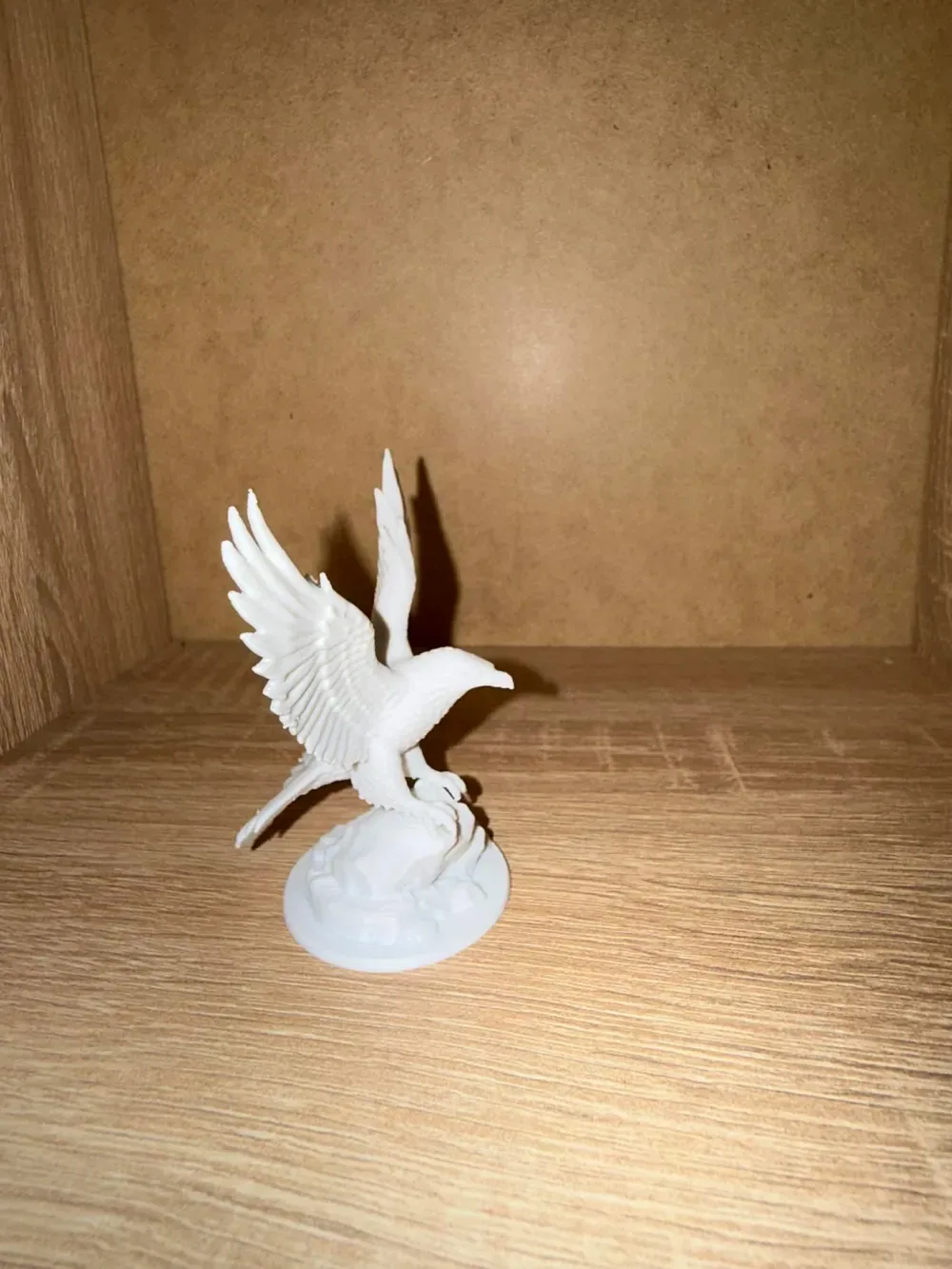 Estatua majestuosa del águila: alta calidad ultra detallada, vista 3