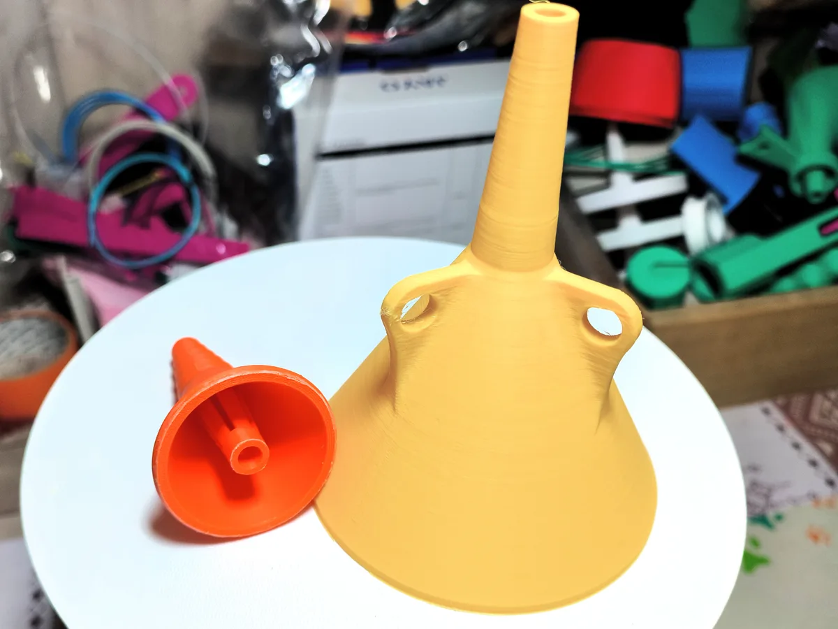 Embudo para transferir líquidos de botellas y frascos para impresión 3D, vista 1
