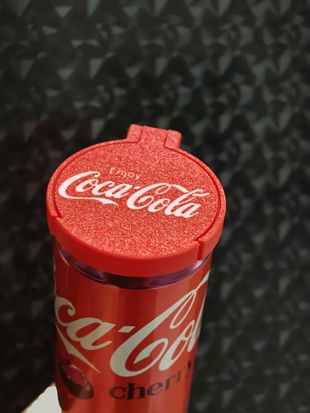 Tapa de lata de dos tamaños de Coca Cola impresa en Place, vista 2