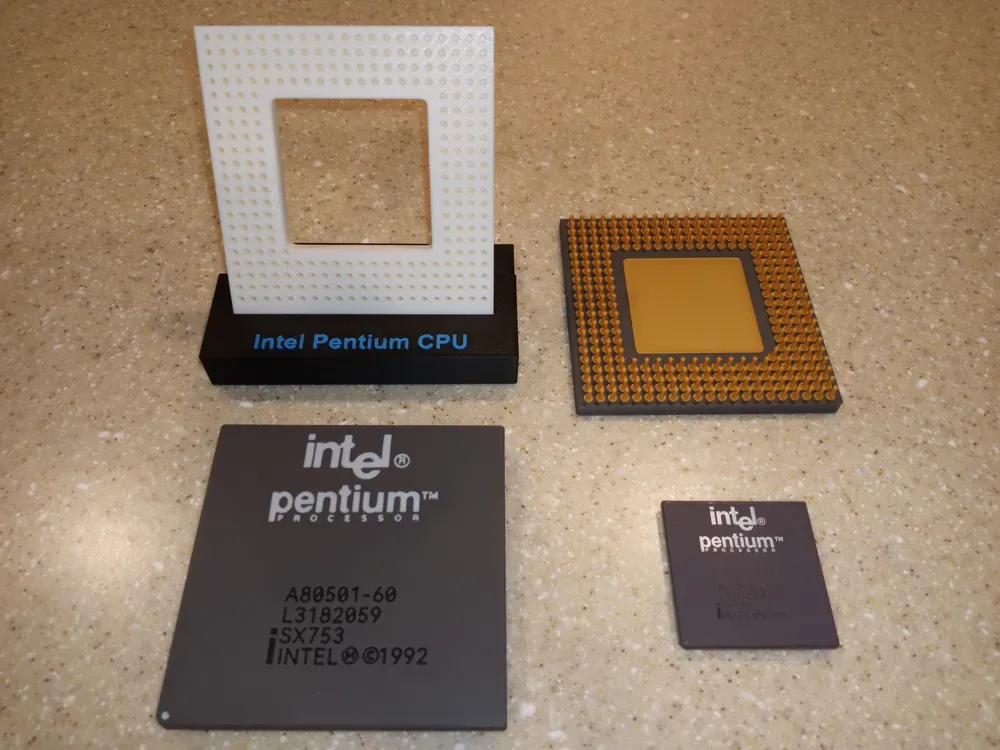 Modelo de CPU Intel Pentium 60 con zócalo de pantalla, vista 1