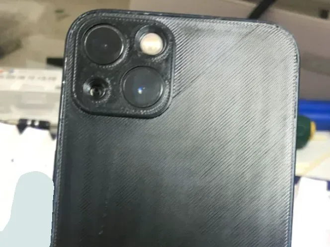 Reemplazo de la cubierta de vidrio trasera del iPhone 13, vista 1