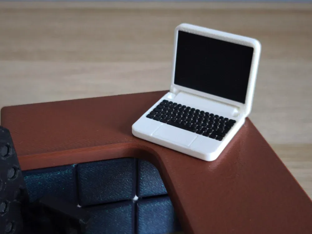 Laptop Blank Man – Diseño de color personalizable, vista 1