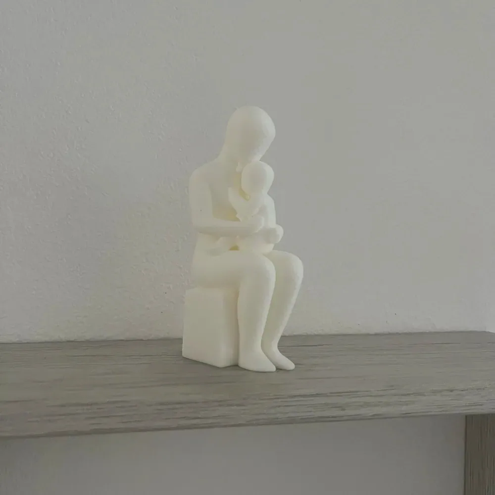 Escultura minimalista de madre e hijo - Día de la Madre, vista 3