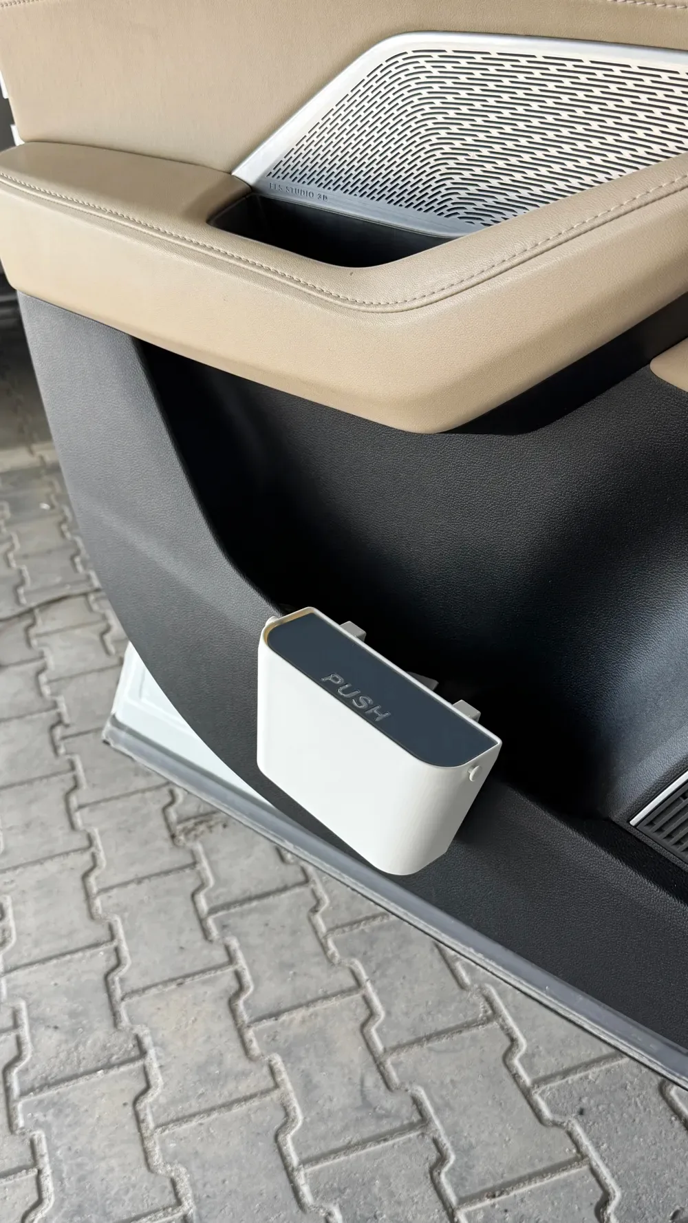 Contenedor de basura con bolsillo para puerta de automóvil con tapa a presión para impresión 3D, vista 1