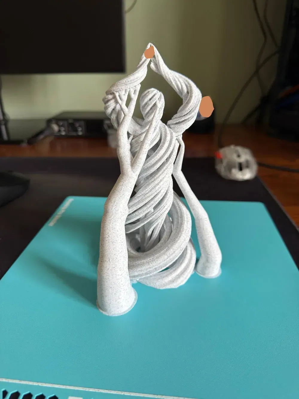 Escultura humana en espiral en pose zen, vista 2
