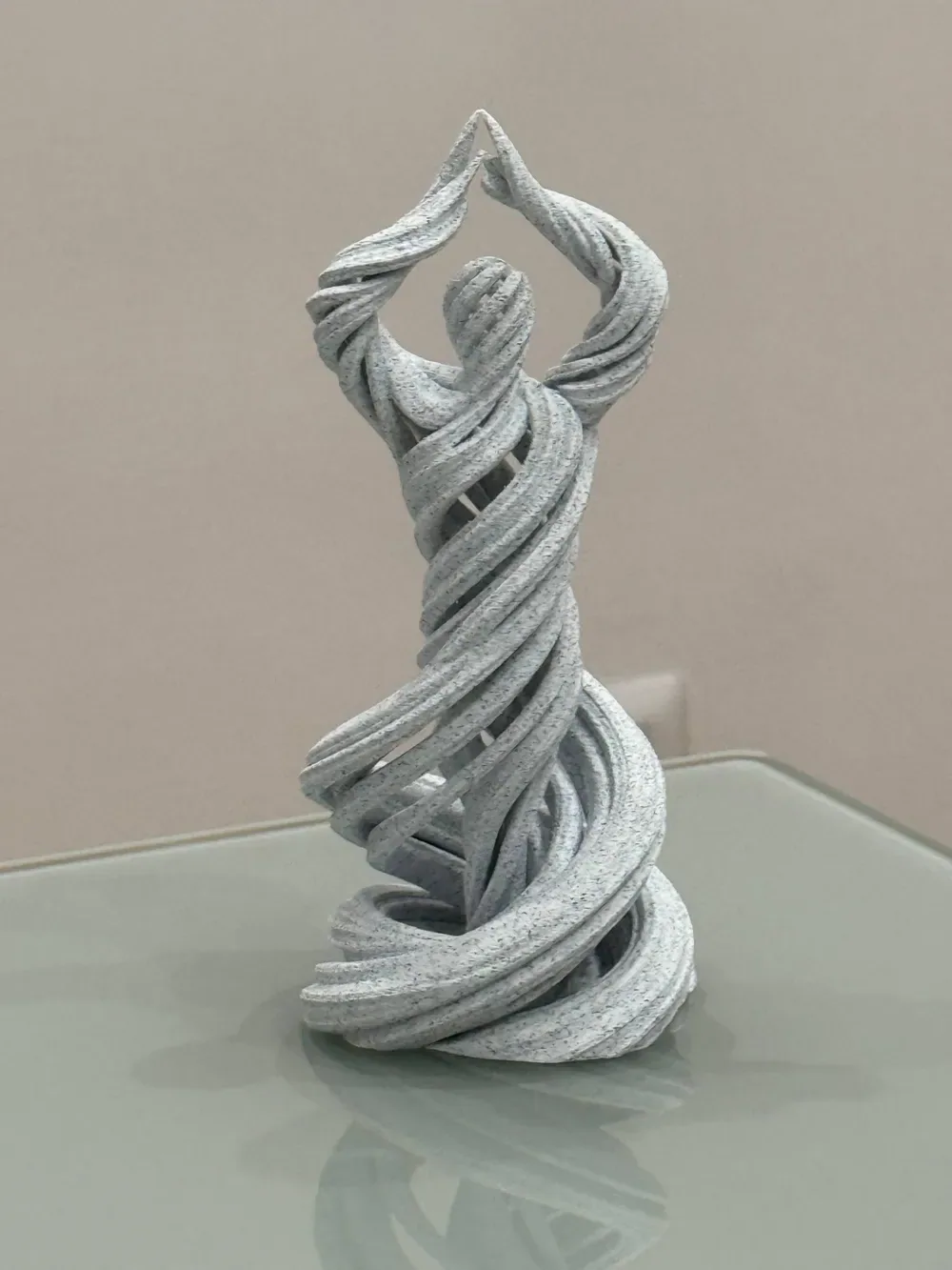 Escultura humana en espiral en pose zen, vista 3