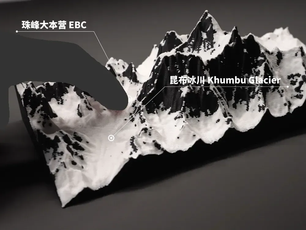 Un conjunto del Monte Everest creado a partir de datos reales (DEM), vista 2