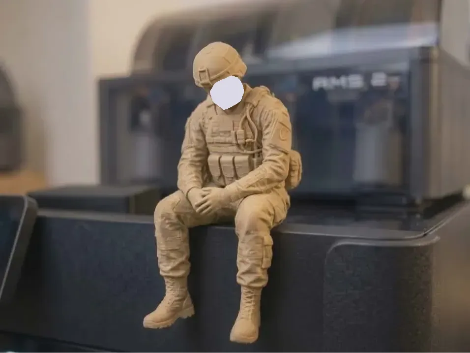 Soldado sentado pensativo, vista 1