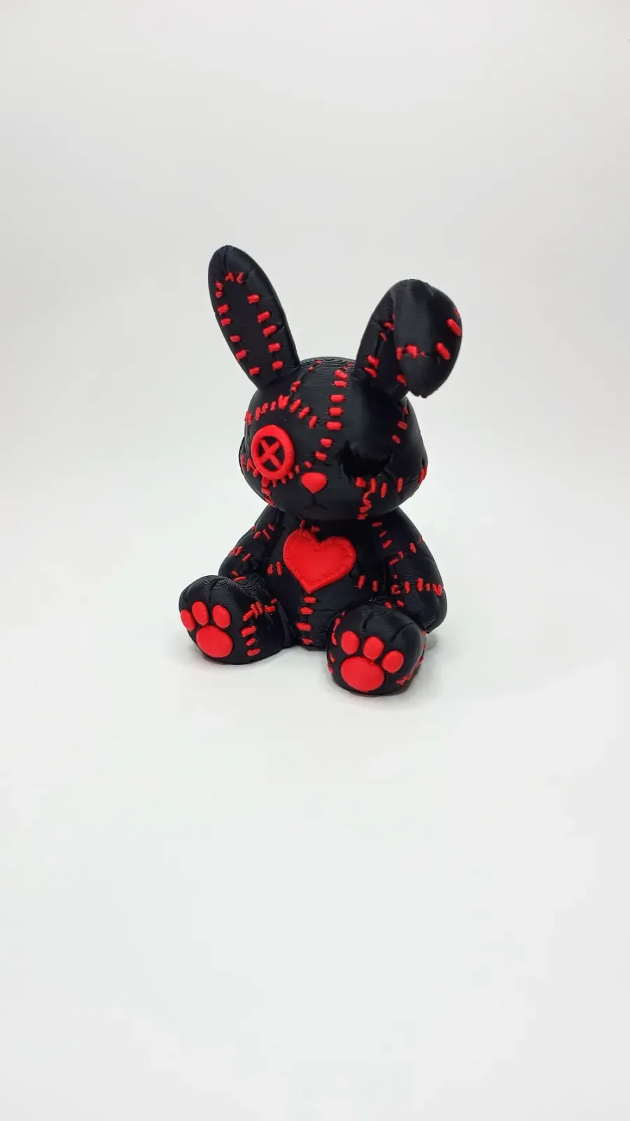 Conejito de peluche "PatchPaw" con corazón y costuras, vista 2