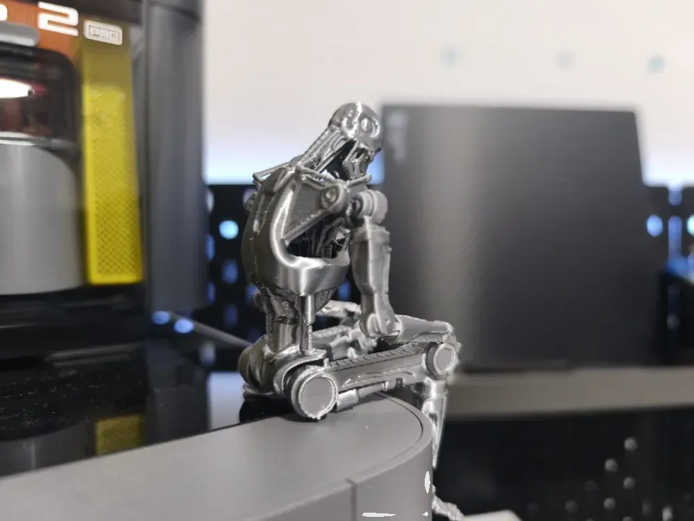Terminator contemplativo - Sentado al borde, vista 3
