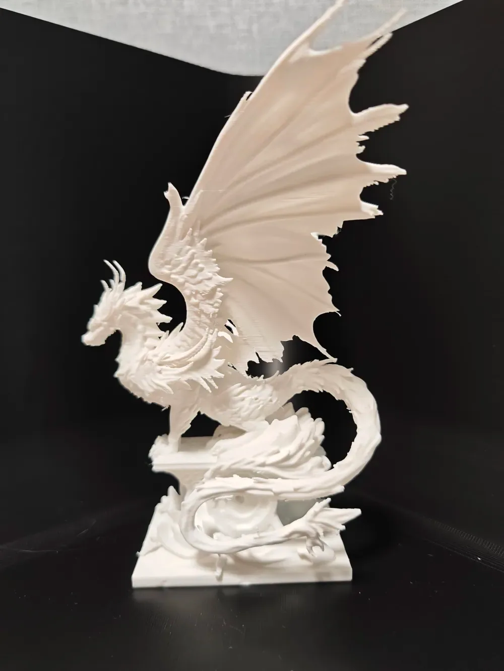 Yun Jin: figura de dragón blanco de alas azules, vista 2