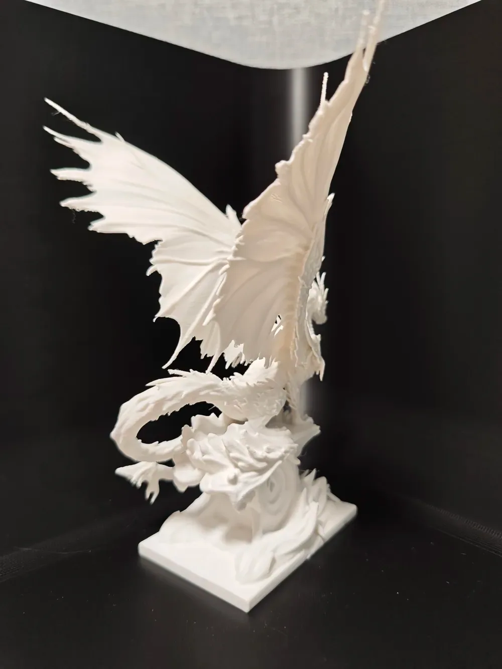 Yun Jin: figura de dragón blanco de alas azules, vista 3