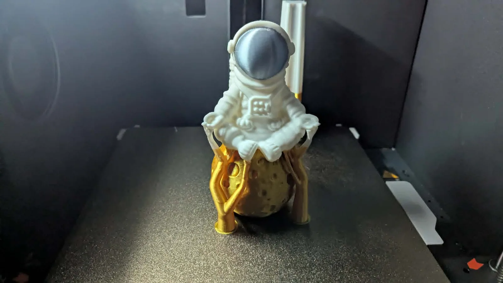 Astronauta Zen Lunar – Edición Luna Dorada, vista 3