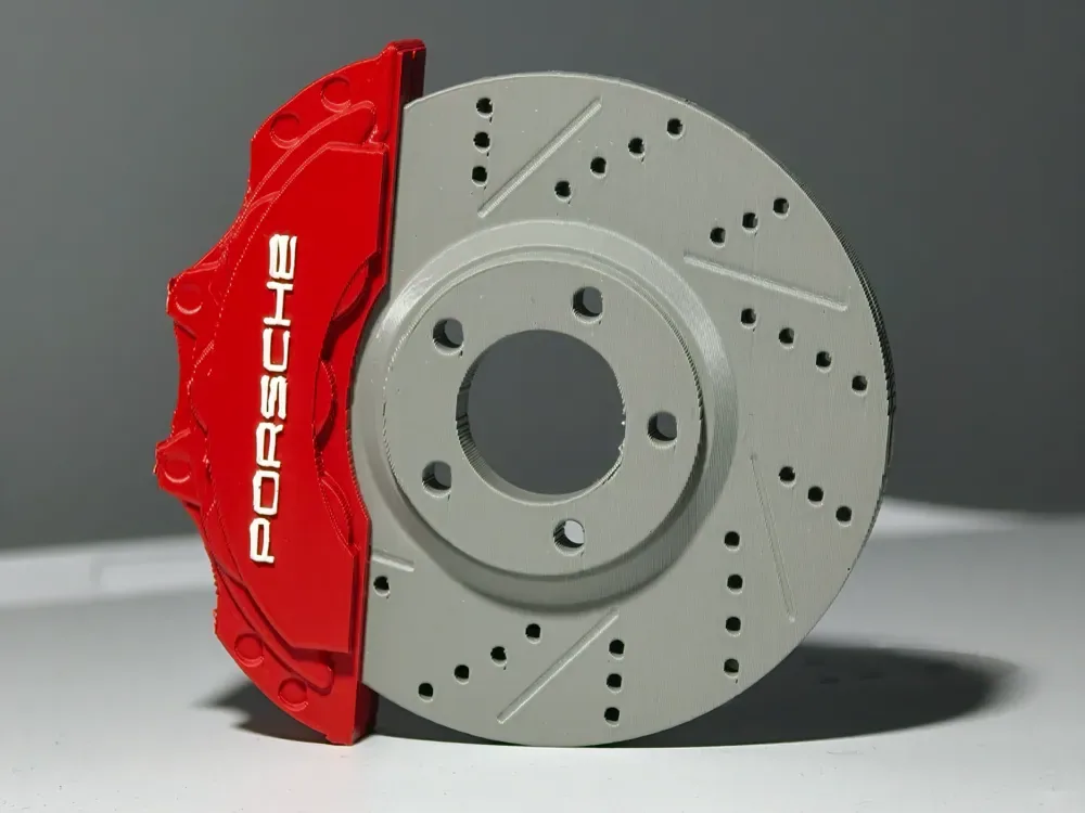 Pinza de freno BREMBO estilo Porsche y rotor perforado, vista 1