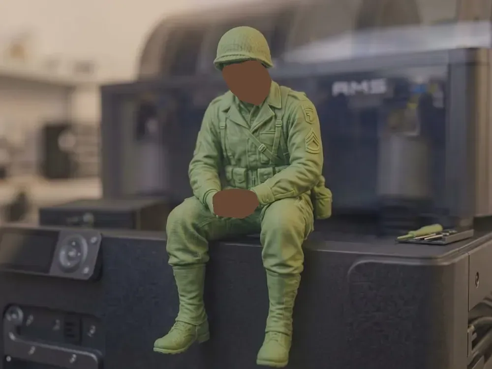 Soldado sentado pensativo, vista 1