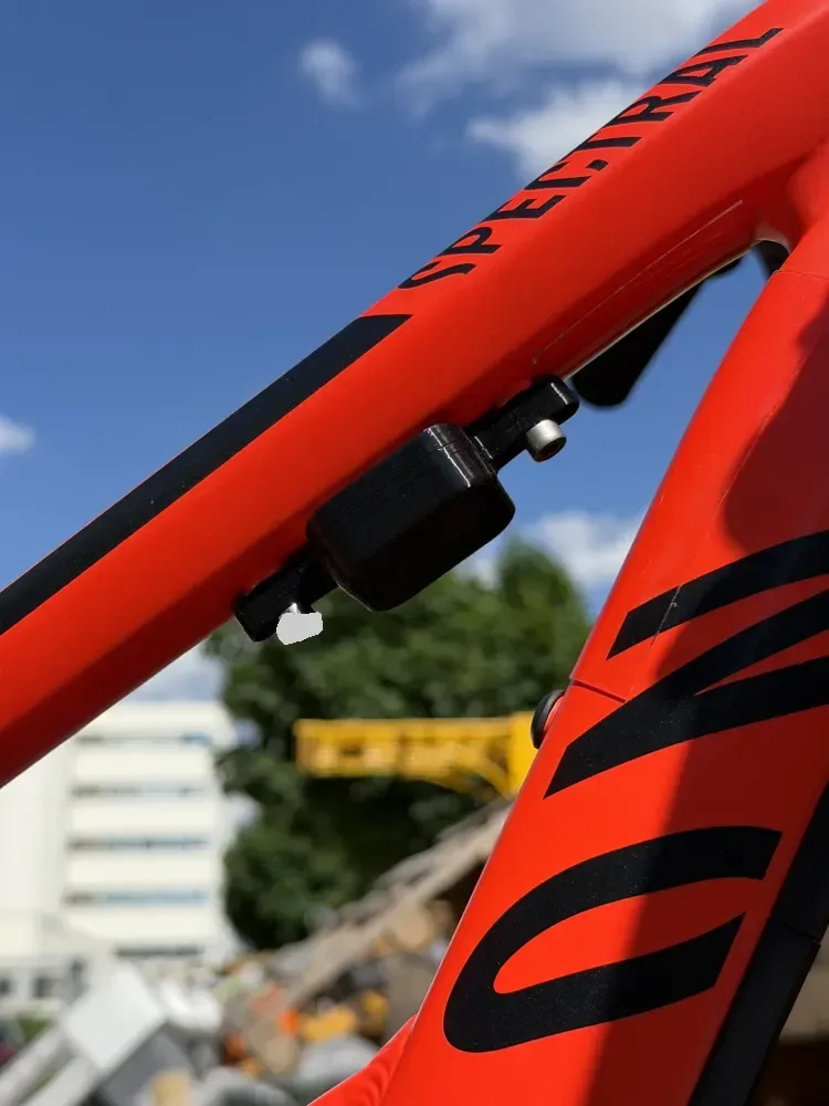 Soporte para ocultar la etiqueta Atuvos en el cuadro de la bicicleta para impresión 3D, vista 2