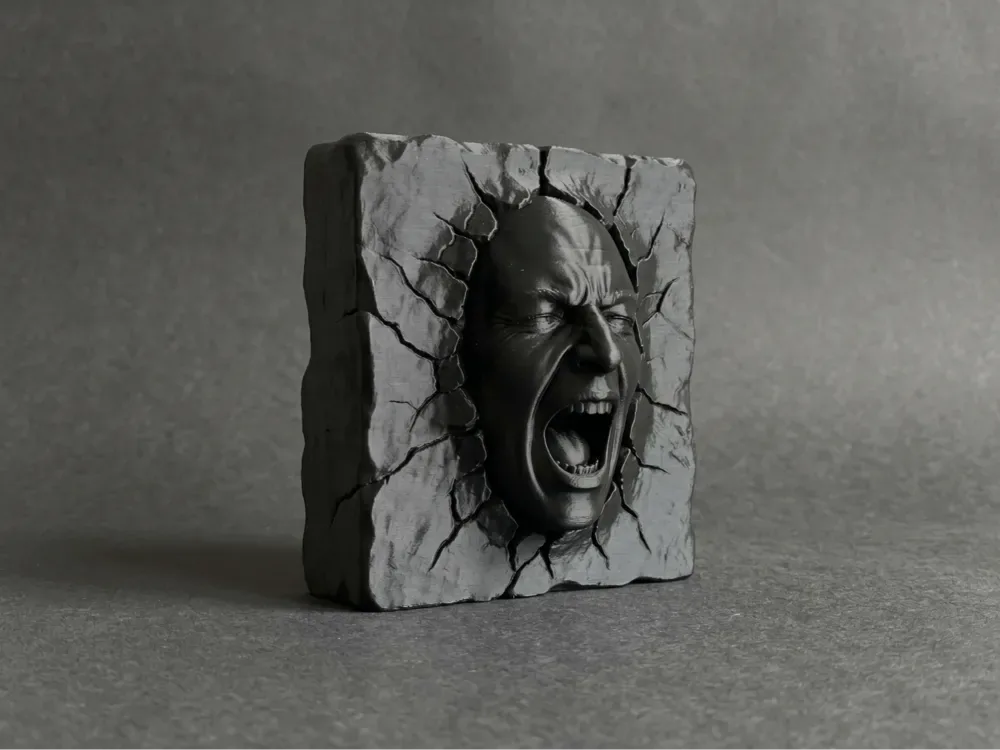 Escultura de rostro emergente (muro de piedra agrietada), vista 1