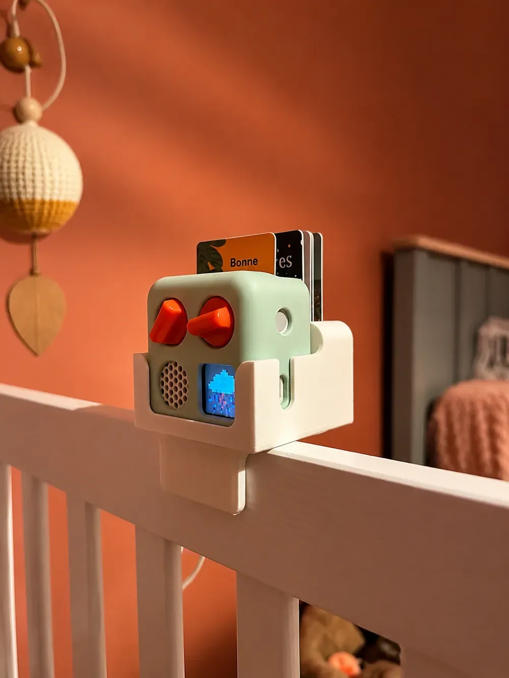 Mesita de noche Yoto Mini con almacenamiento para tarjetas, vista 2