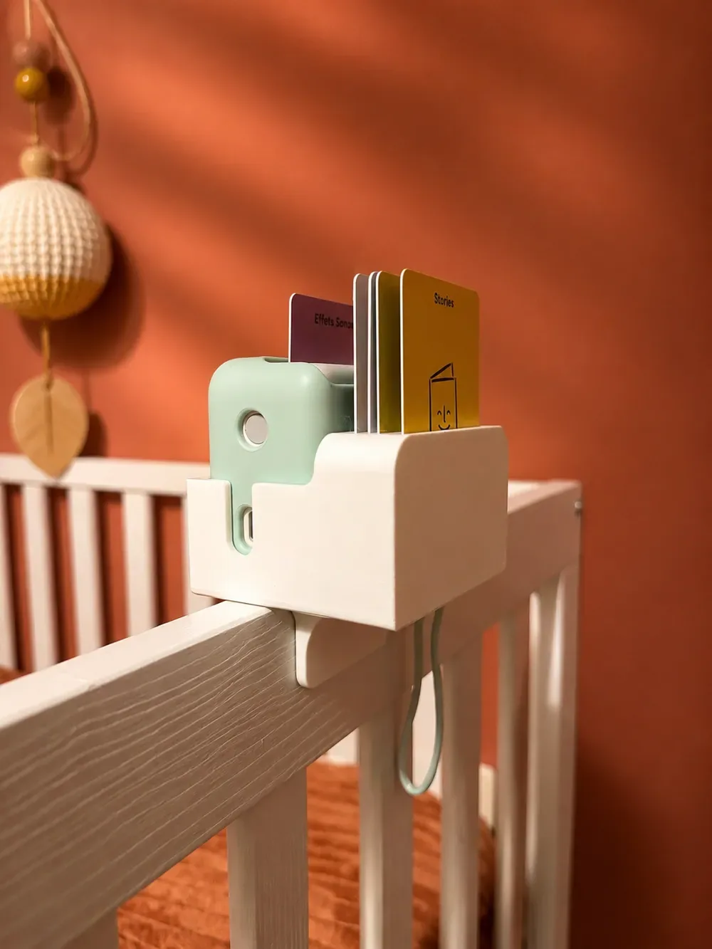 Mesita de noche Yoto Mini con almacenamiento para tarjetas, vista 3