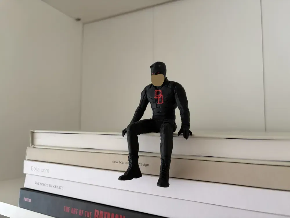 Figura Daredevil Sentado en un Estante | Nacido de nuevo, vista 2
