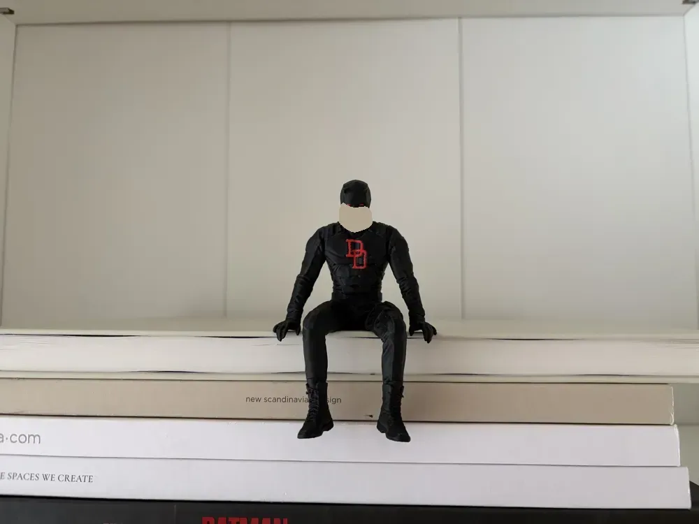 Figura Daredevil Sentado en un Estante | Nacido de nuevo, vista 3