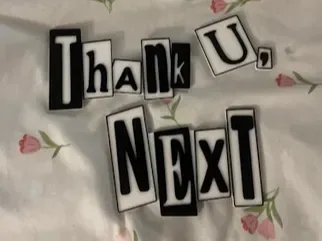 Gracias, a continuación – Logotipo de Ariana Grande, vista 1