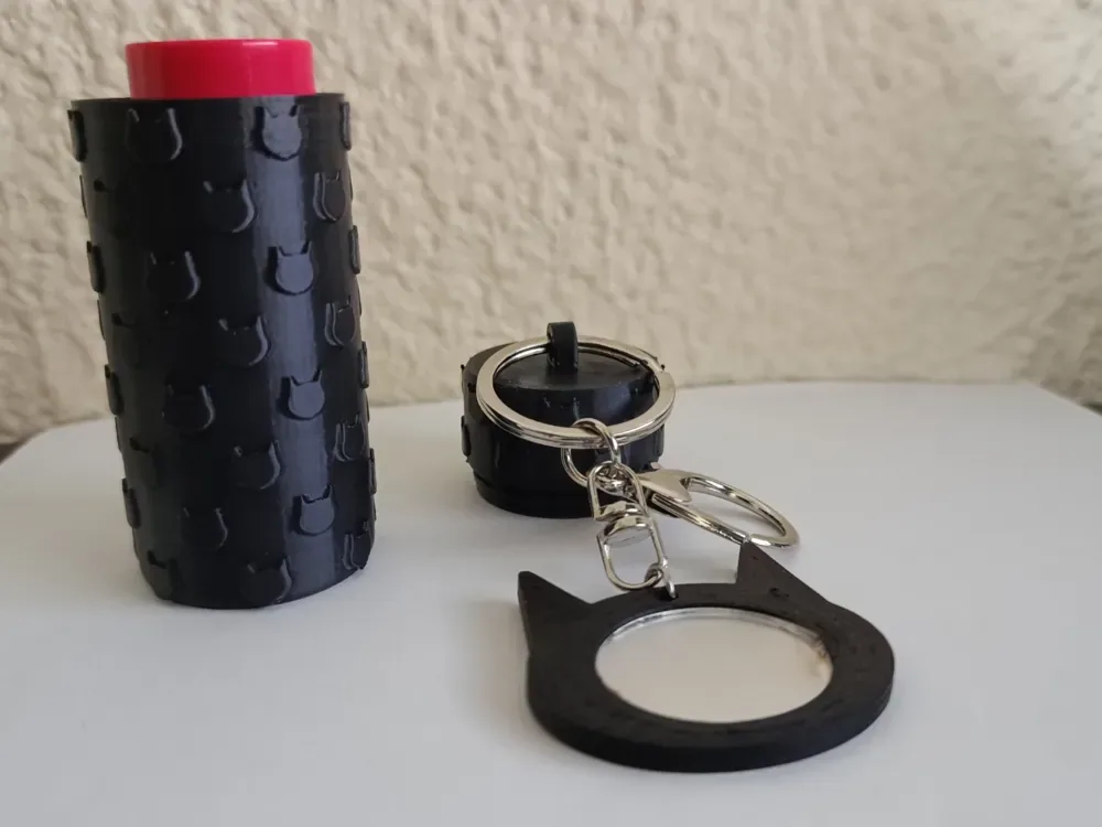 Llavero con soporte para lápiz labial y espejo de gato, vista 3