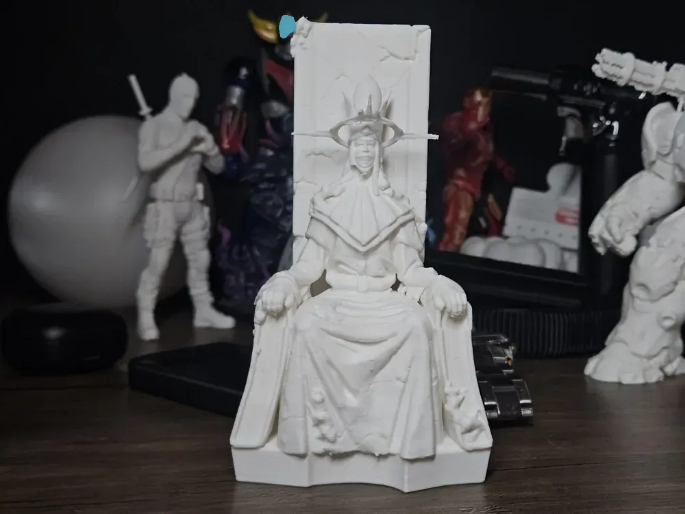 Estatua del Dios nivelador en solitario en el trono, vista 2