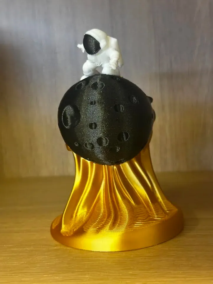 Lindo astronauta navegando por un cometa – Decoración de escritorio espacial, vista 3