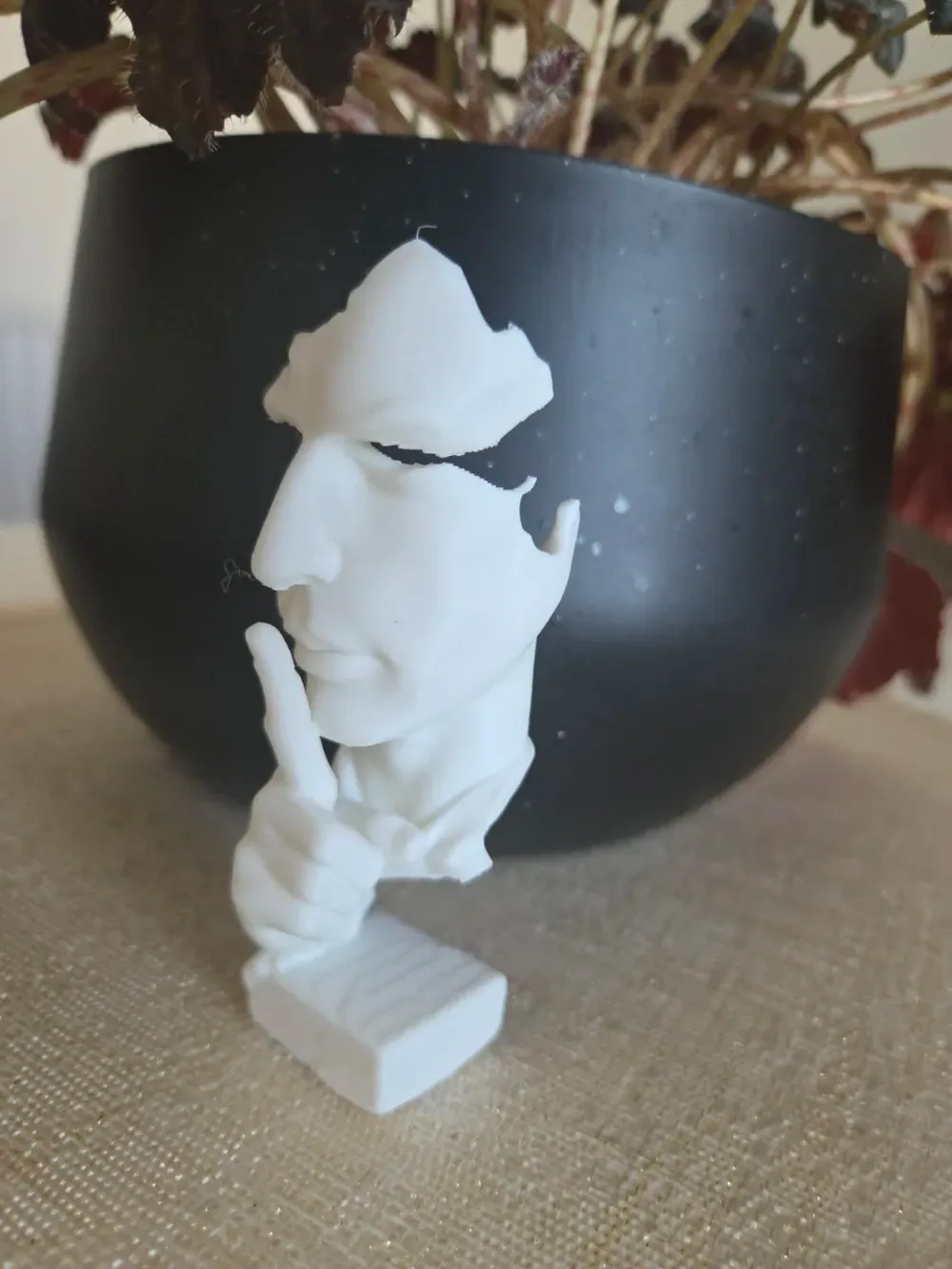 Fragmento silencioso – Escultura abstracta de rostro Shh, vista 2