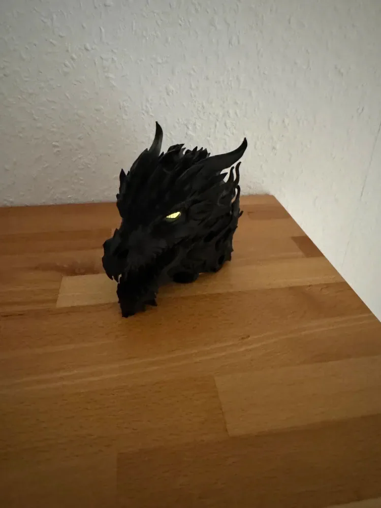 Cabeza de dragón con ojos y boca luminosos, vista 2
